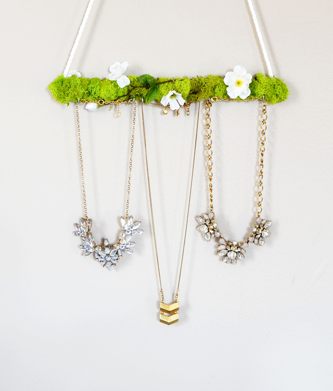 Sprintime moss jewelry holder