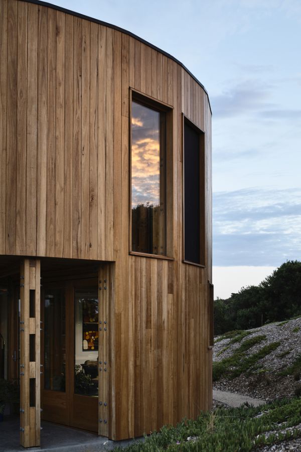 St  Andrews Beach House by Austin Maynard Architects side view