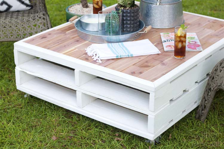 A Stylish and Modern Pallet Coffee Table