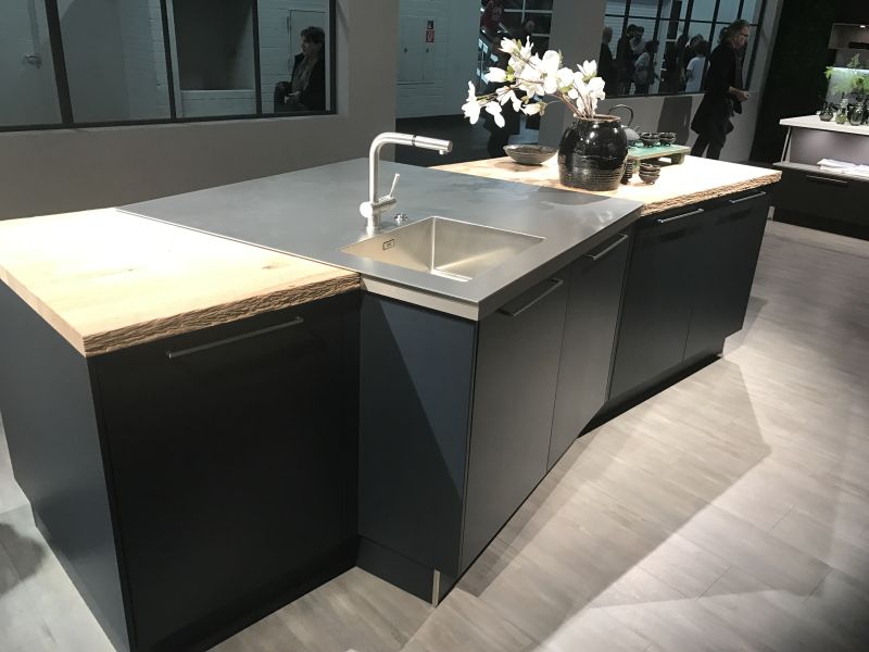 Stainless steel and wood for a modern kitchen island