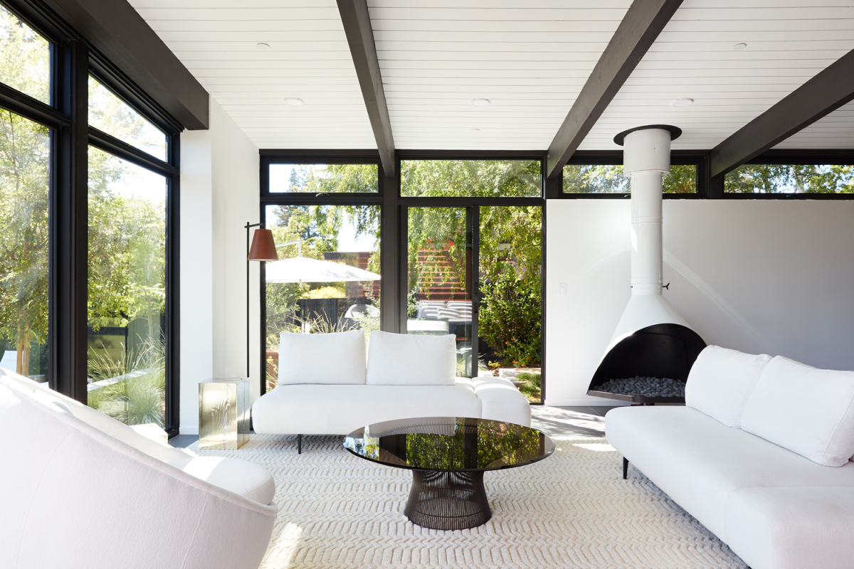The original fireplace was kept and restored, becoming part of the living room's new design