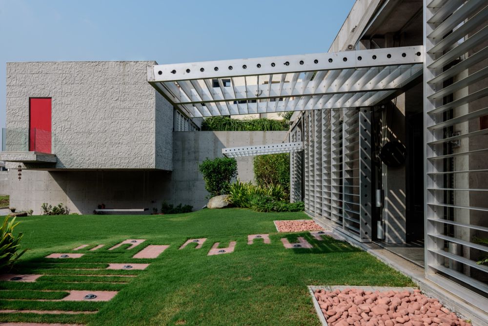 Steel pergola design over the lawn