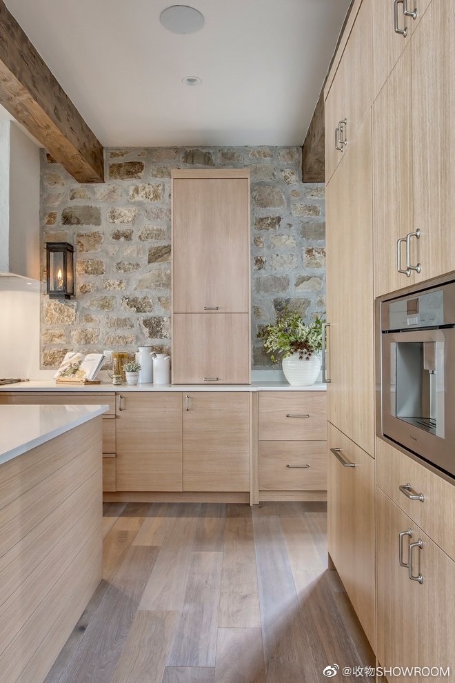 Stone kitchen backsplash