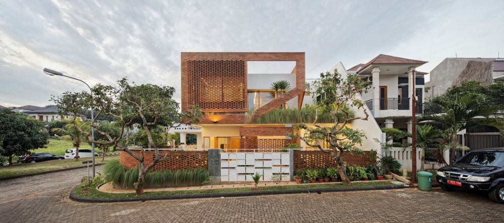 Street view Flick House with facade made from bricks by Delution