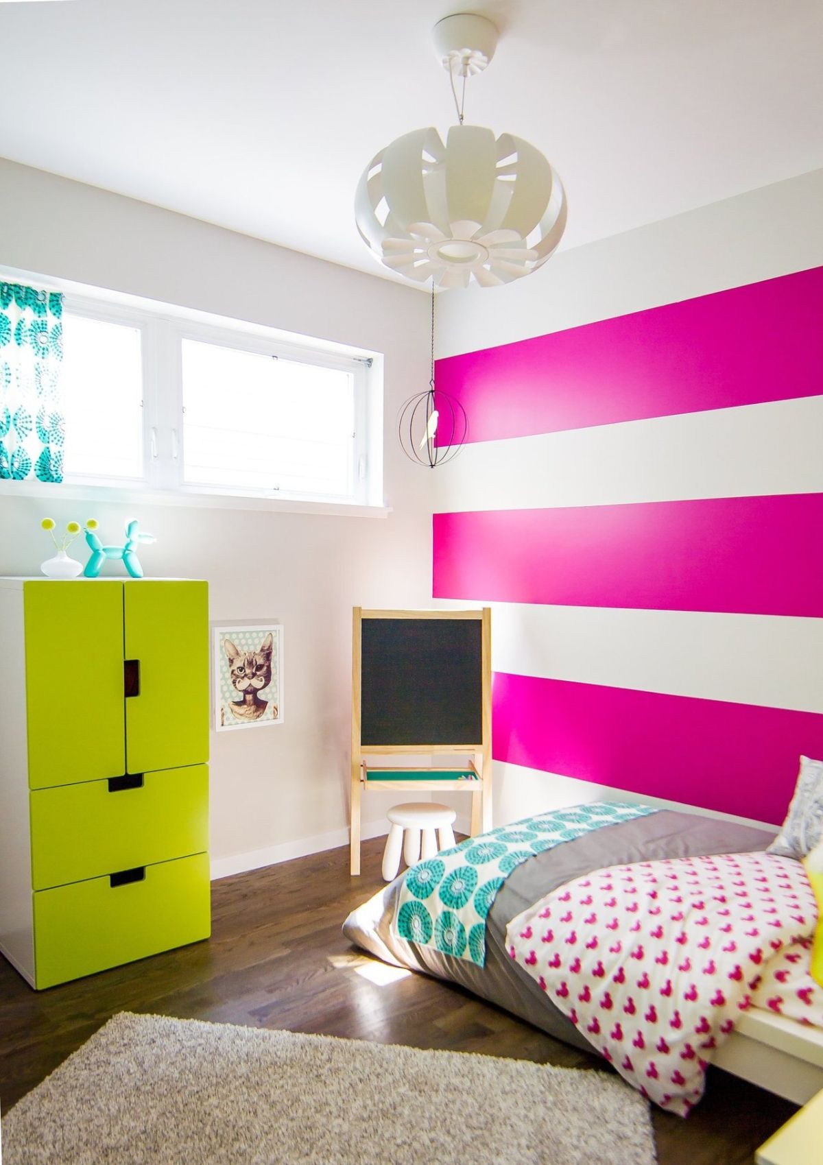 Striped fuchsia teenage room