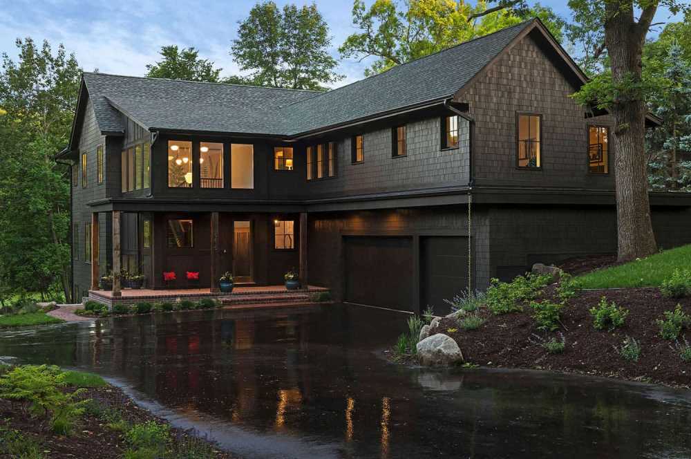 Stunning craftsman home driveway