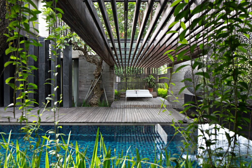 Swimming pool pergola - A Box in Disguise by Wahana Architects