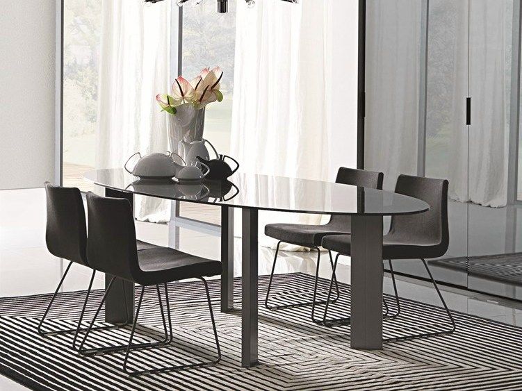 Taul Oval dining table