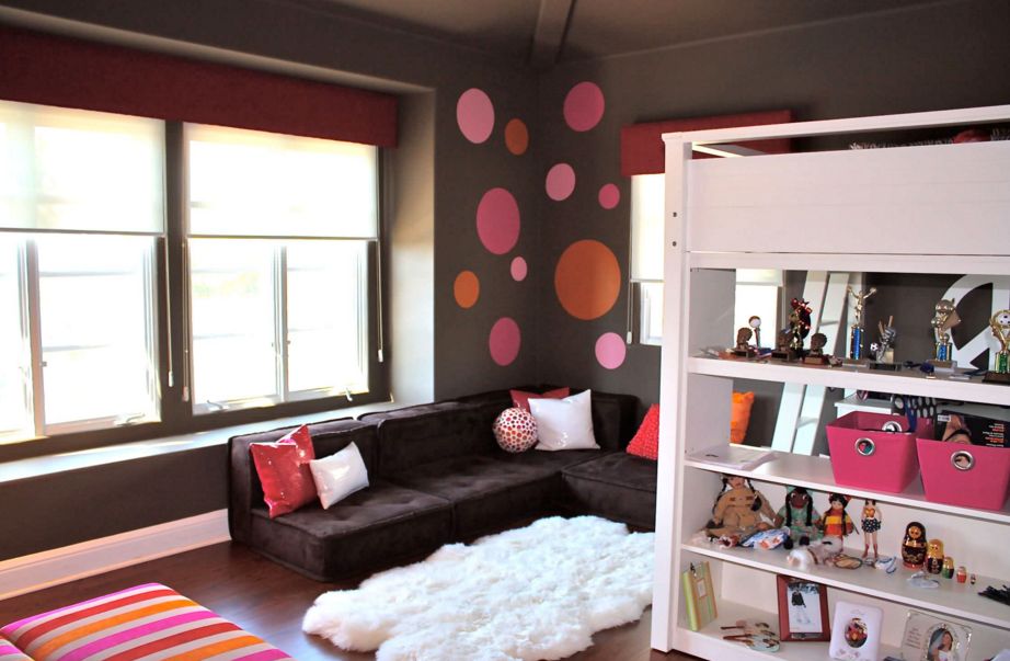 Teenage girl room with polka dots