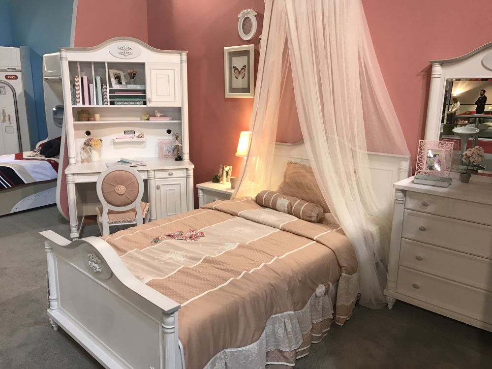 Teenage pink girl room