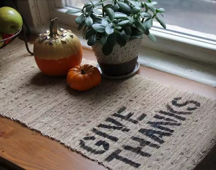 Thanksgiving burlap table decor