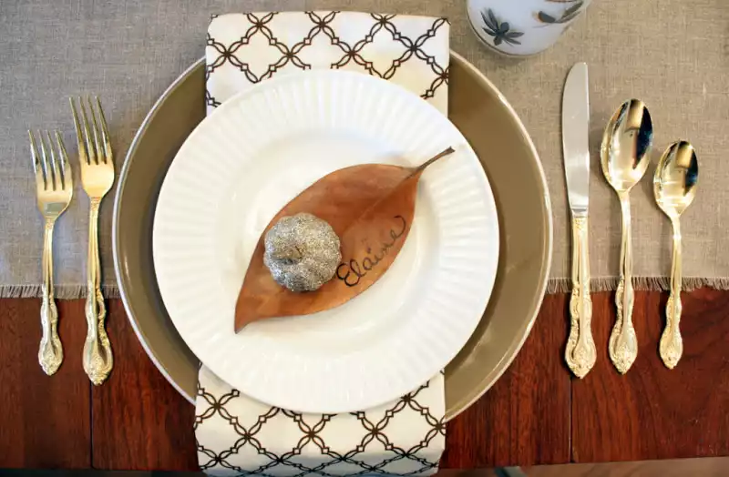 Thanksgiving plates decor with leaves