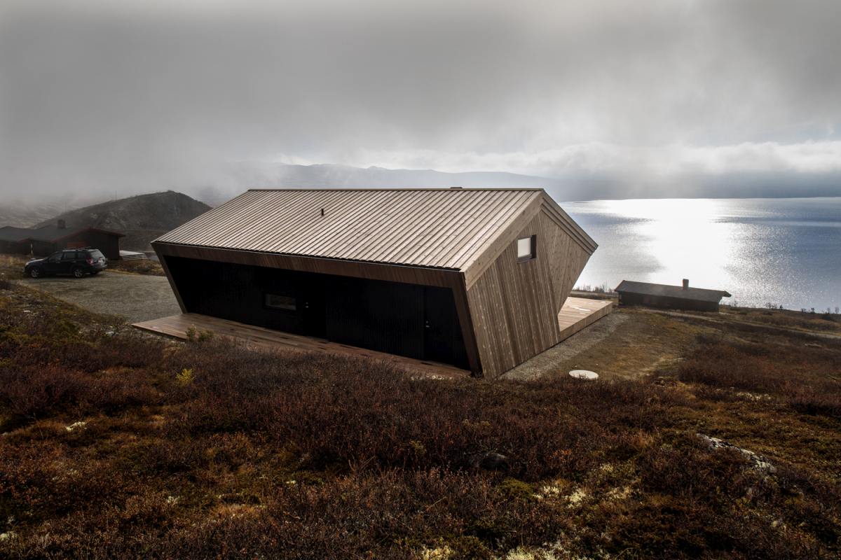 The Hooded Cabin Arkitektvaerelset As lake view