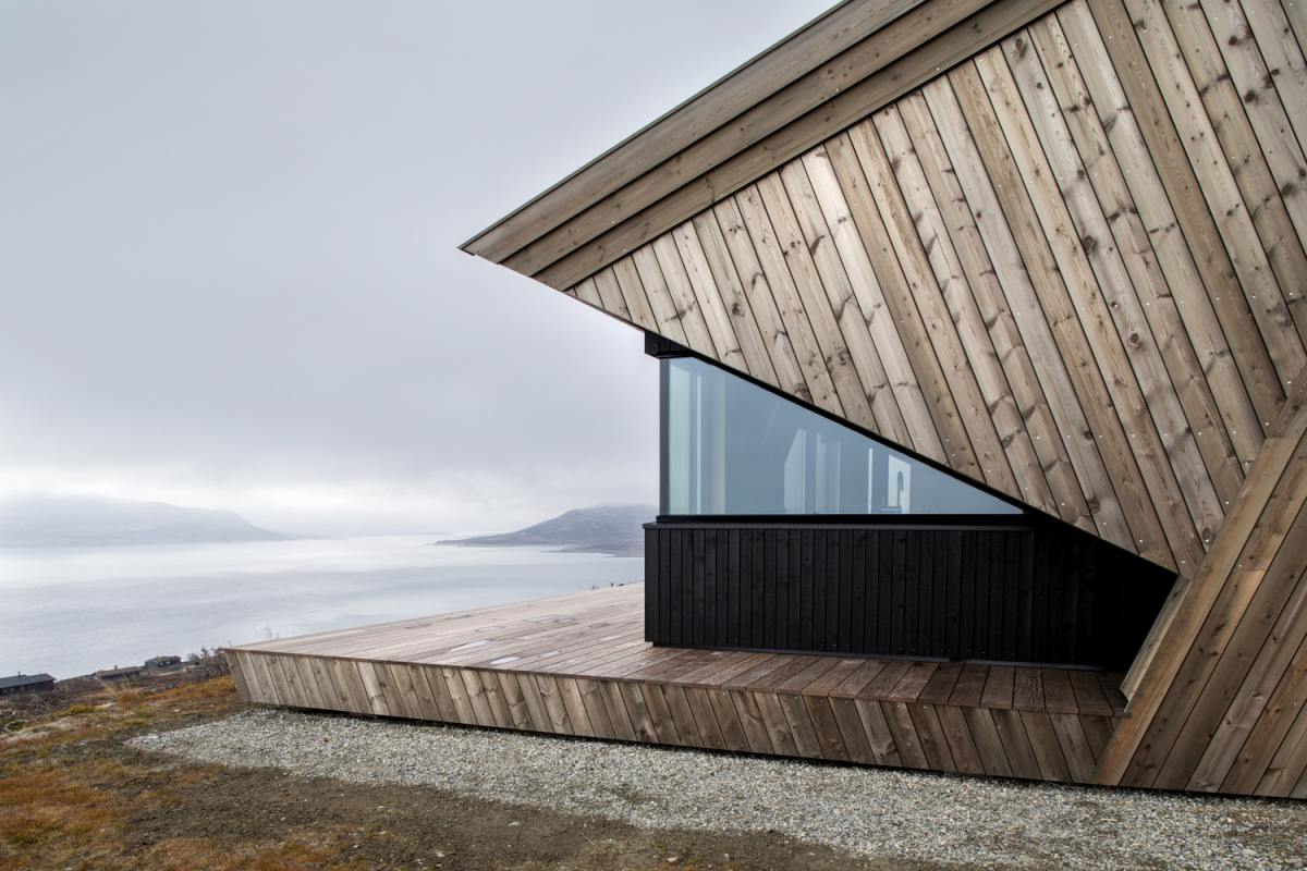The Hooded Cabin Arkitektvaerelset As window