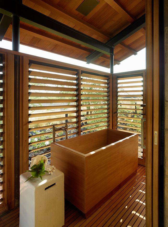 The Kahua Kuili house by Walker Warner Architects bathroom