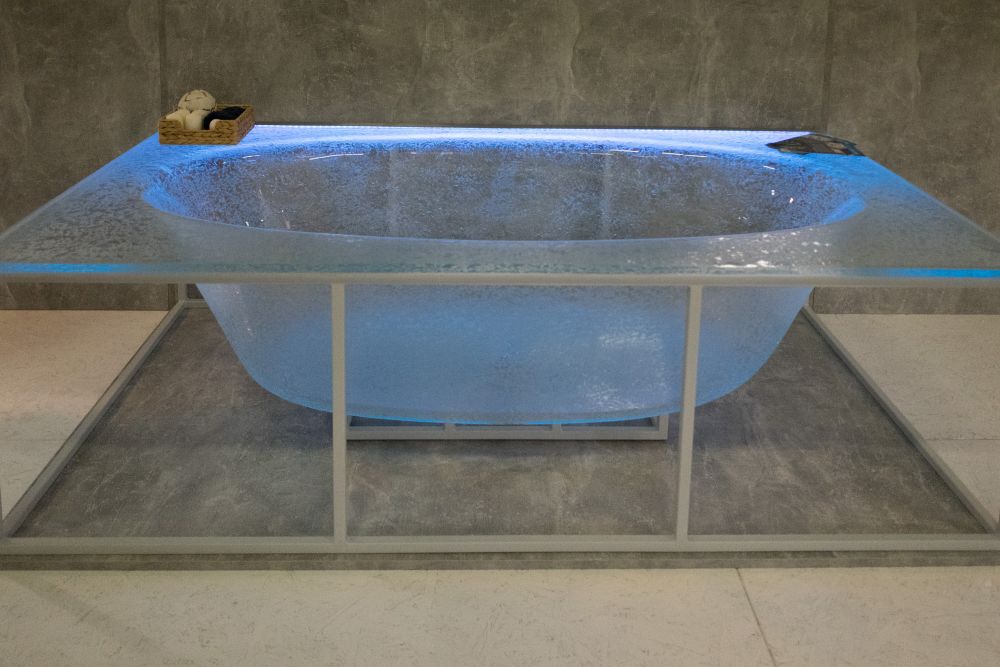 The beauty of a glass bathtub