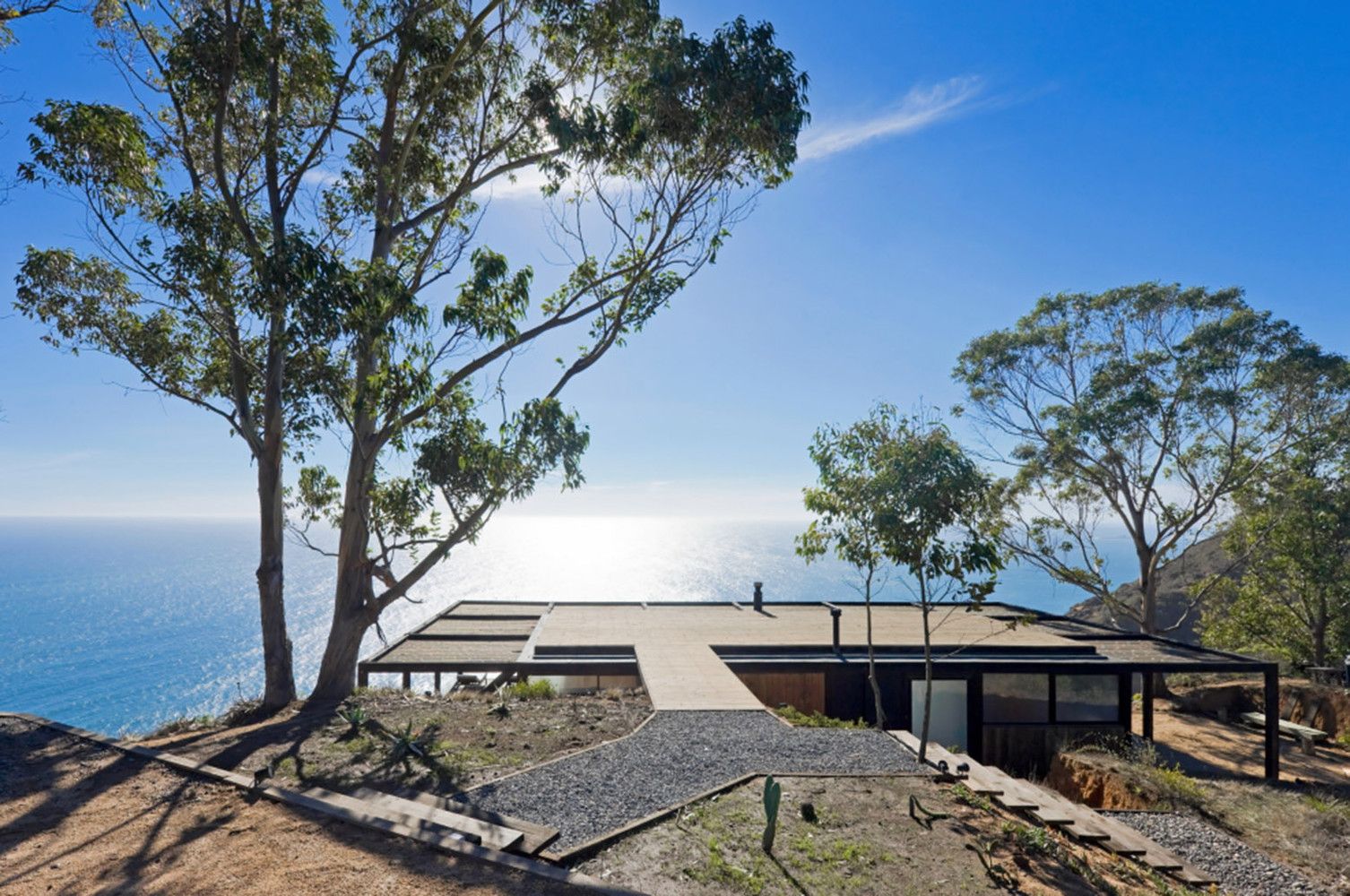 Till house built on the edge of a cliff roof