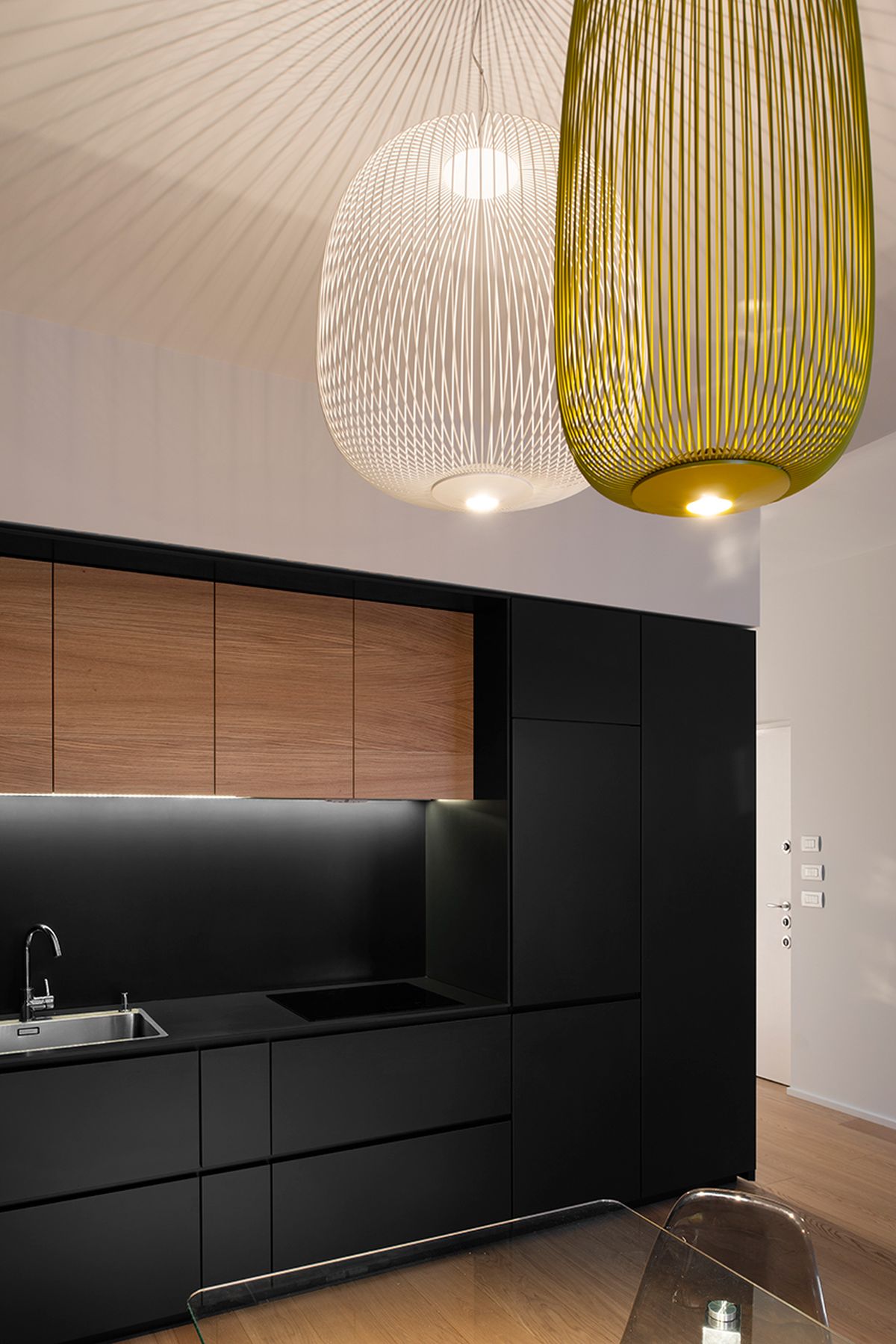 TipsArchitects apartment decor with Black kitchen and wod