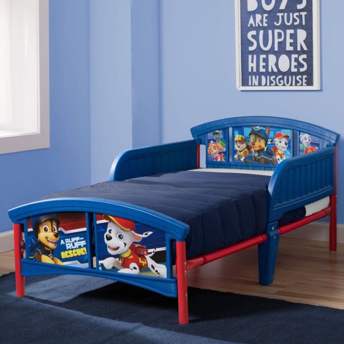 Toddler bed with detachable guardrails