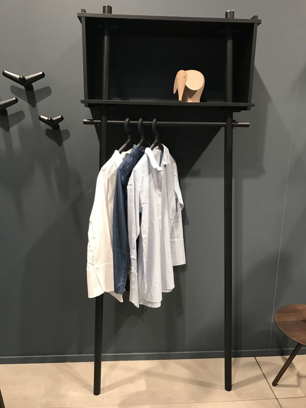 Tojbox small black clothes rack with box