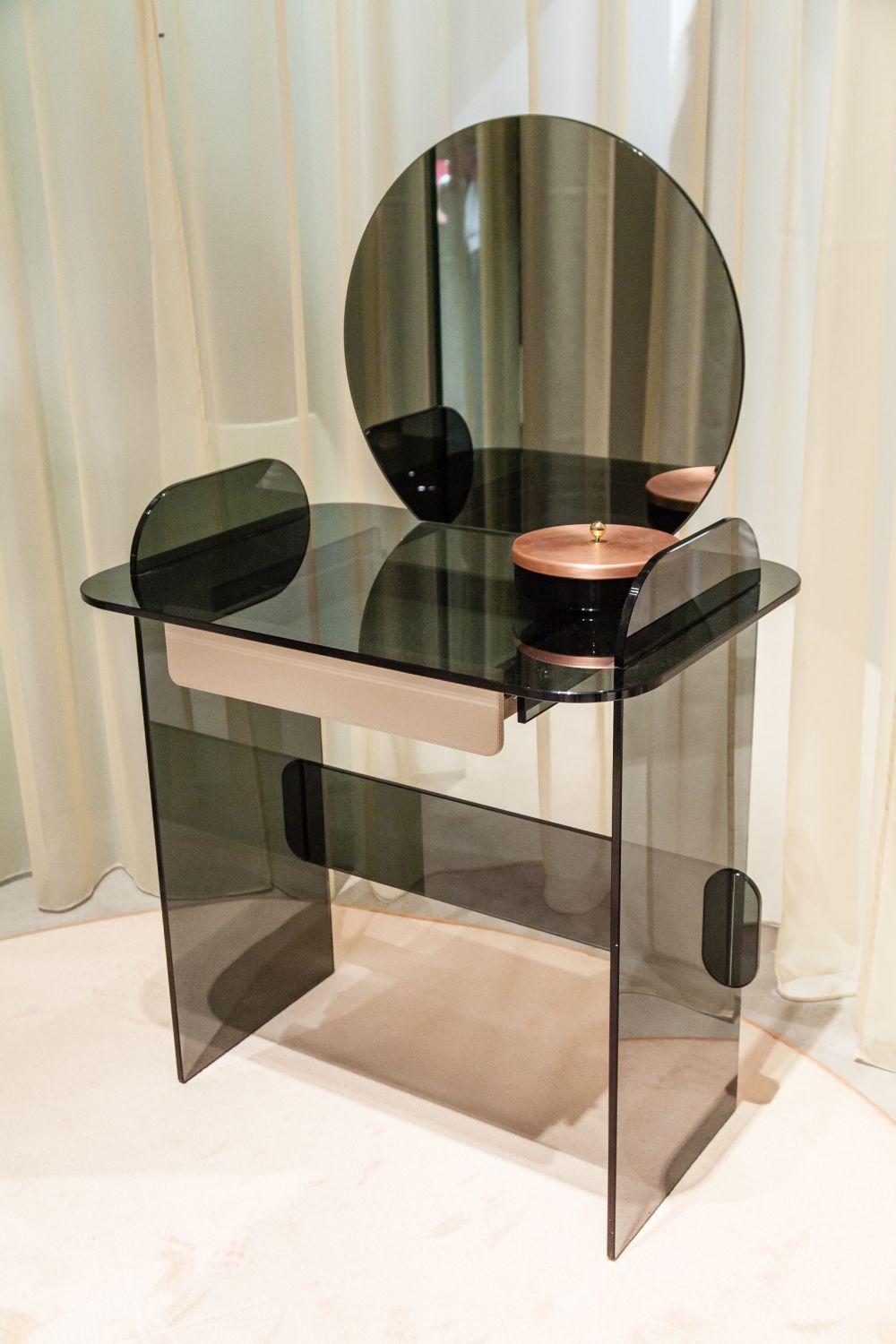 Modern Makeup Tables With Simple Yet Exquisite Designs