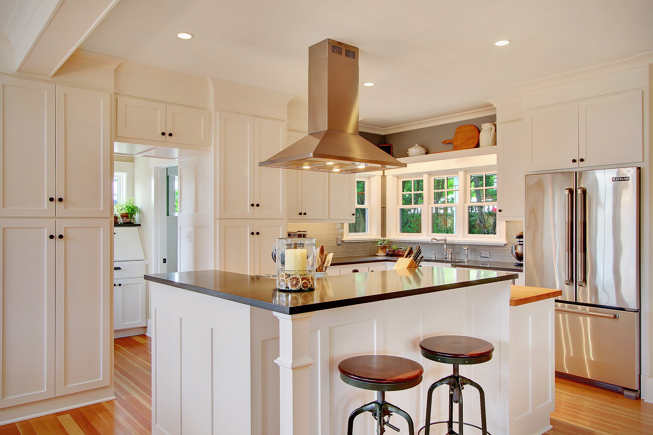 Traditional craftsman kitchen white cabinets