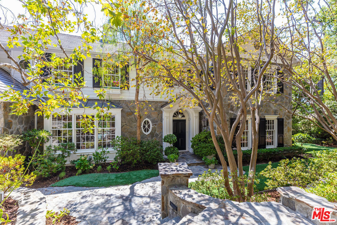 Traditional elegance, casual comfort Mila Kunis and Ashton Kutcher. house for sale