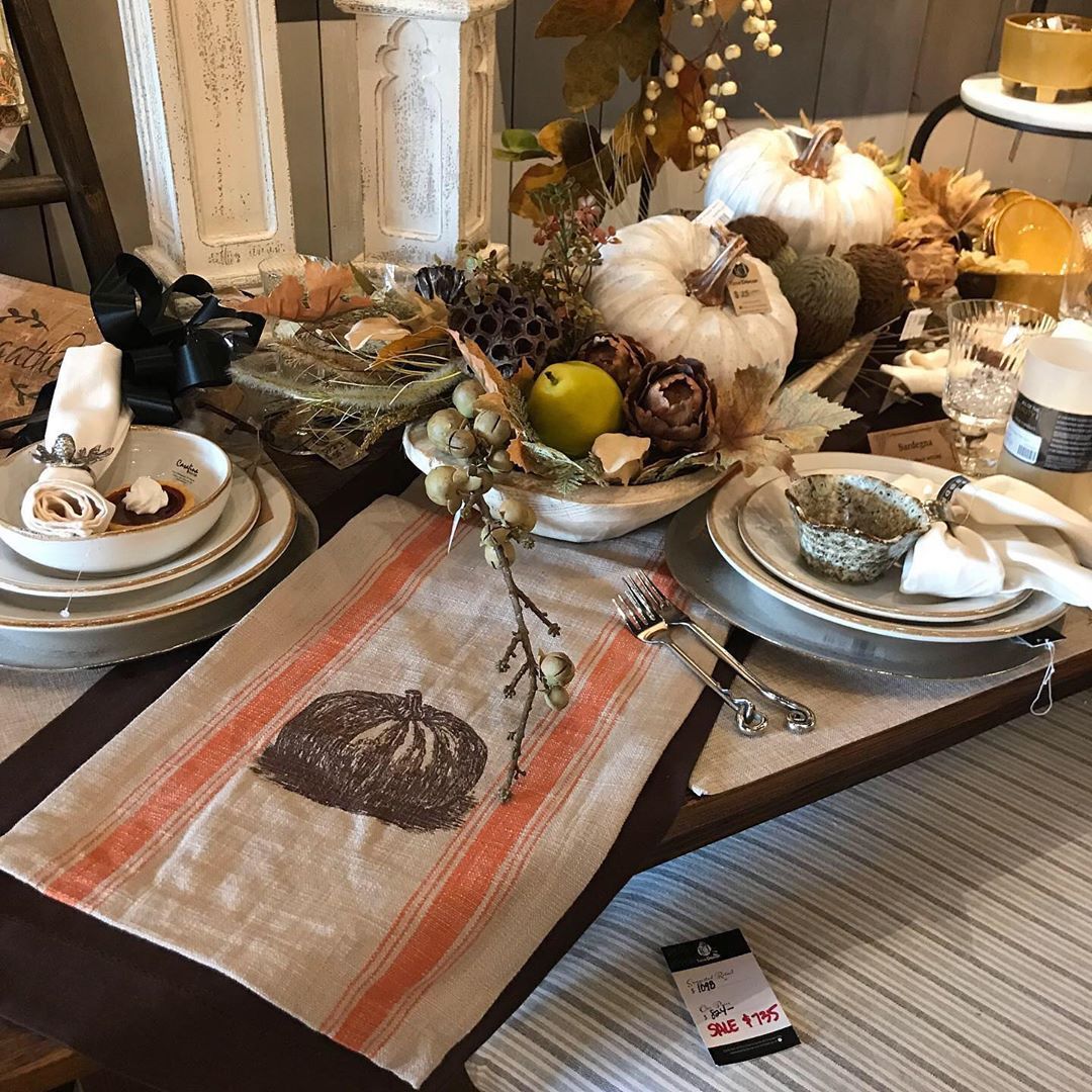 Traditional farmhouse thanksgiving table