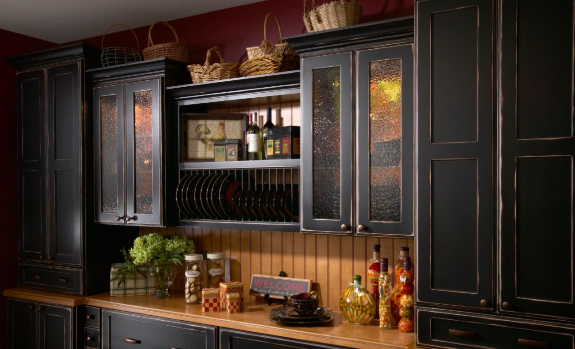 Traditional kitchen decor black cabinets