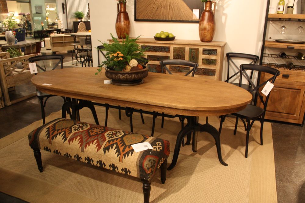 Traditional oval dining table with metalic base