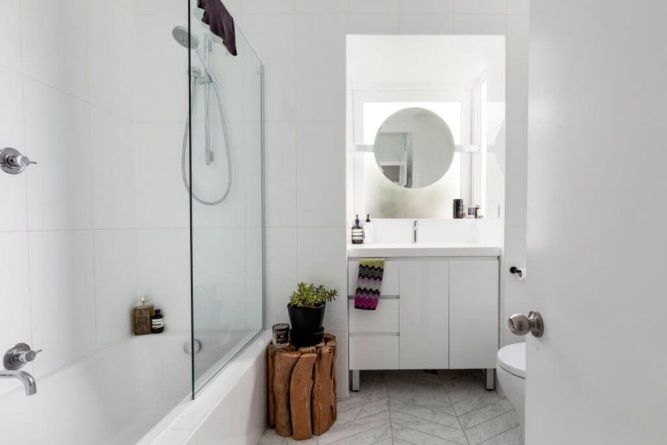 Traditional white bathroom with a wood stump