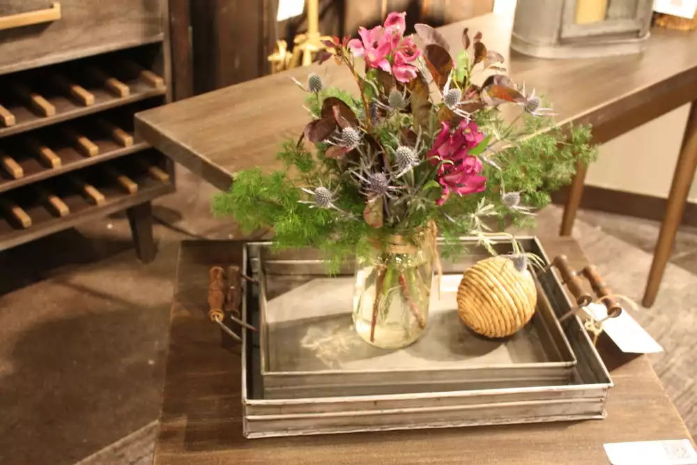 Trays and flowers decor accents