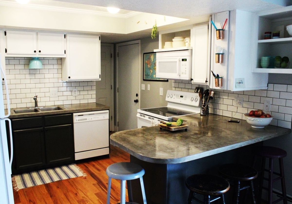 Trendy kitchen subway tiles