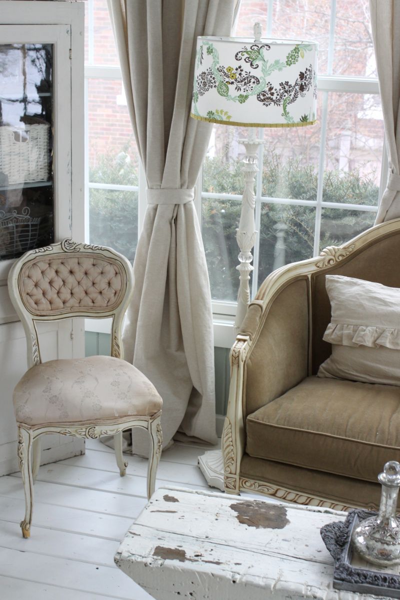 Tufted chair with a shabby chic style