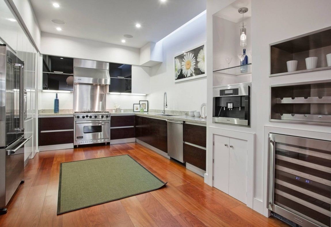 U shaped kitchen layout with laminate floor