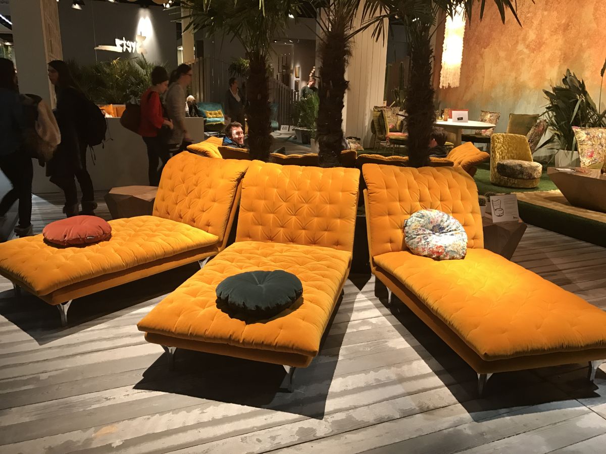 Ultra comfortable with a tuffted patern and yellow color