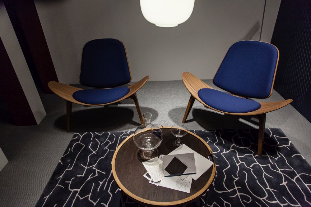 If you want, you can turn a small hallway into a reading space
