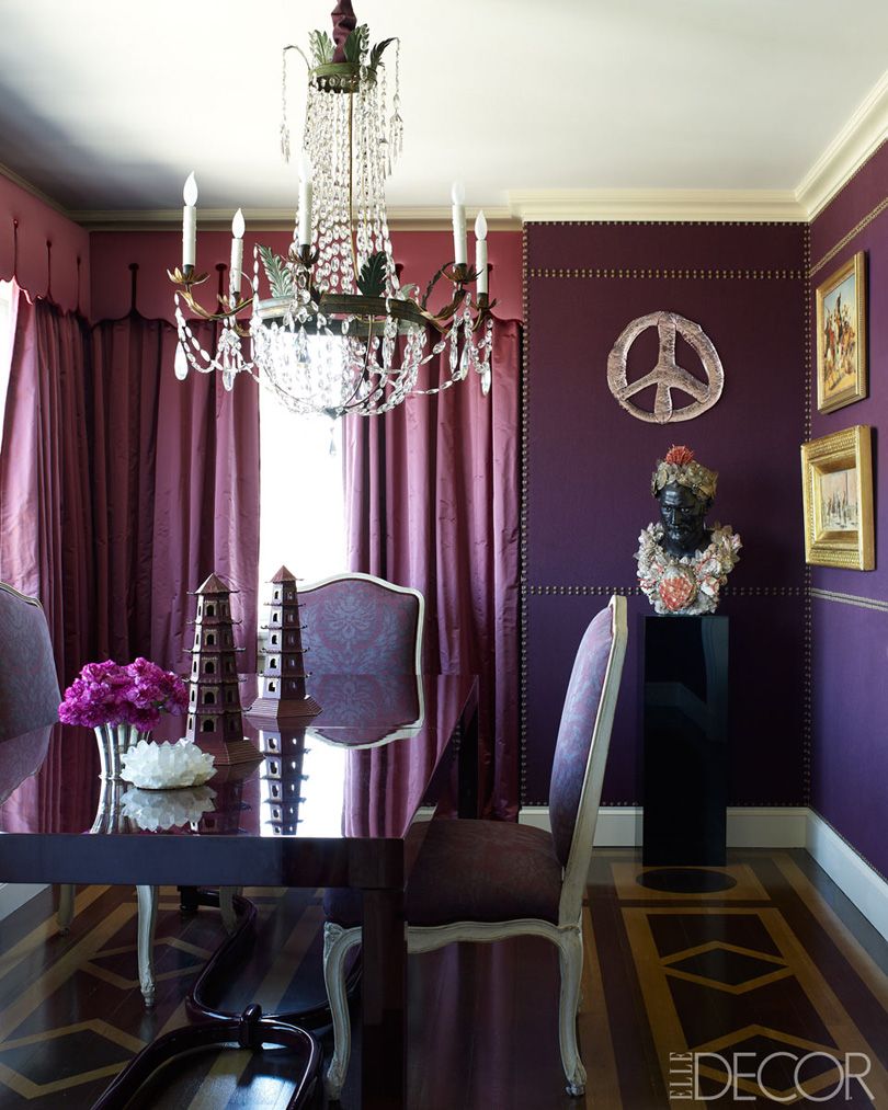 Upholstered walls with aubergine color