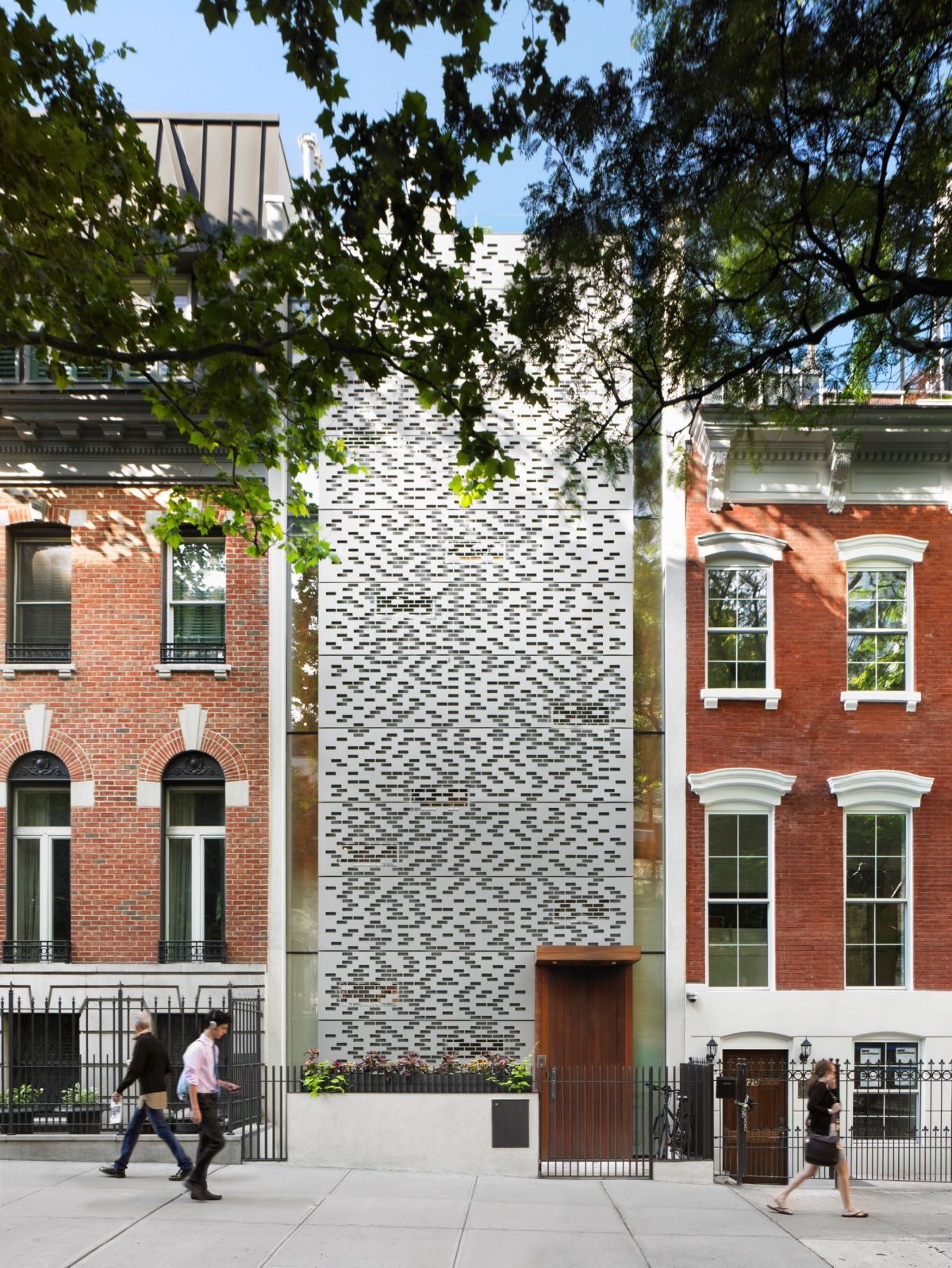 Not the typical New York townhouse: the modern aluminum facade replicates the bricks of other townhouses of the street. The facade confers privacy but allows ample lighting.