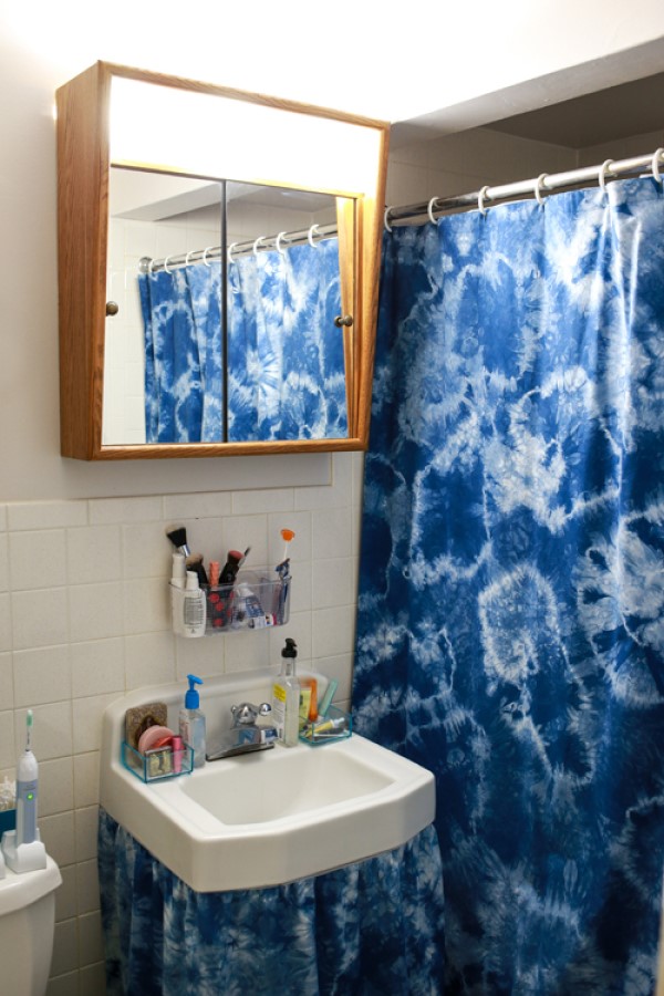 Use an Accent Color in Your Shower Curtain