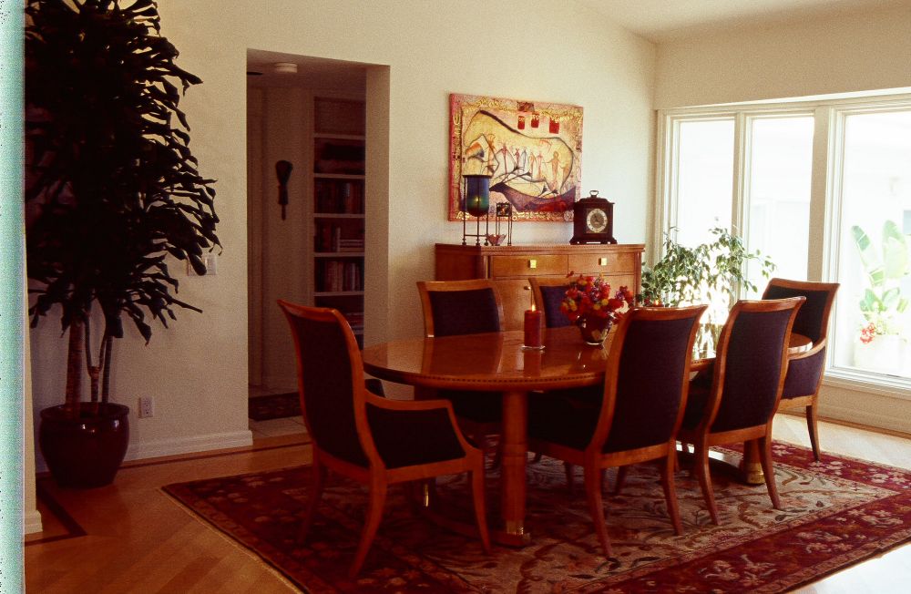 Use fengshui colors on the table top to add energy and vitality to the dining room