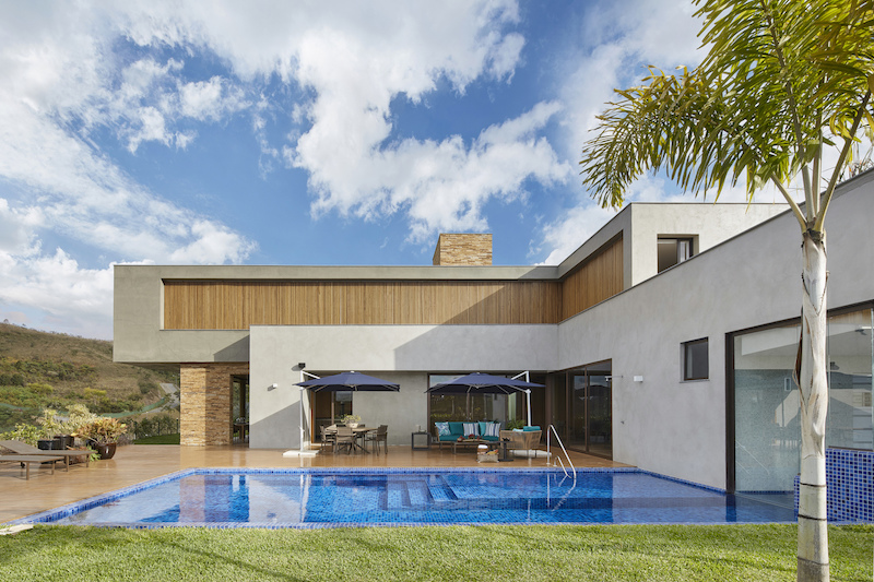 The pool and poolside deck are protected by the L-shaped volume which also offers them privacy