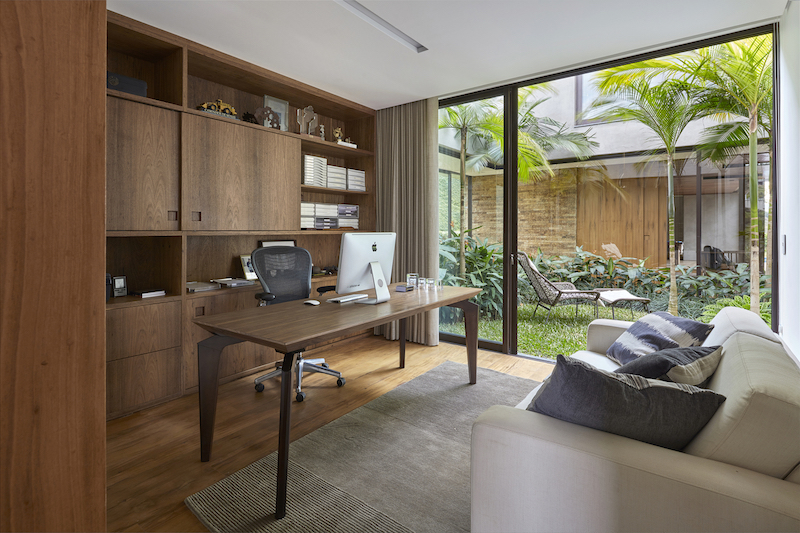 The home office is adjacent to the winter garden and has direct access to its freshness and beauty