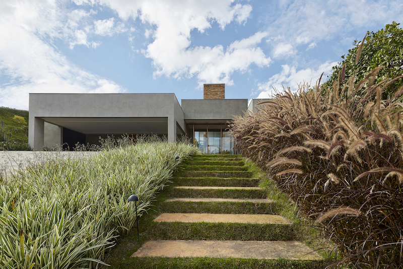 One of the main priorities of the project was to integrate the house into its surroundings