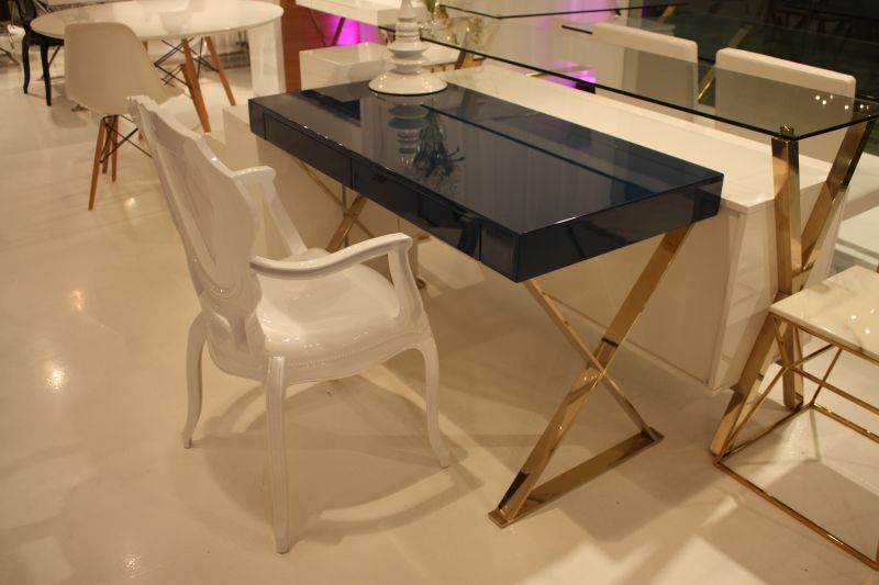 vanity-table-with-gold-base