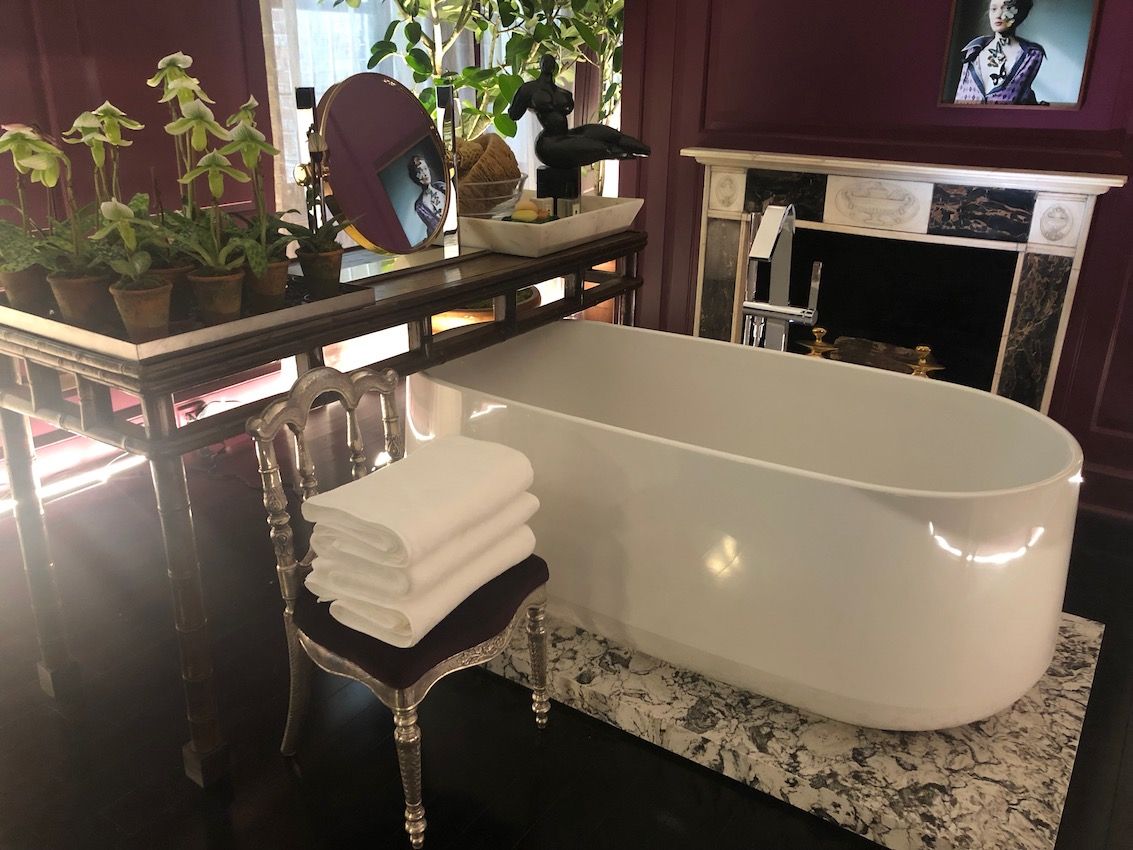 Vicente-Wolf relaxing bath room