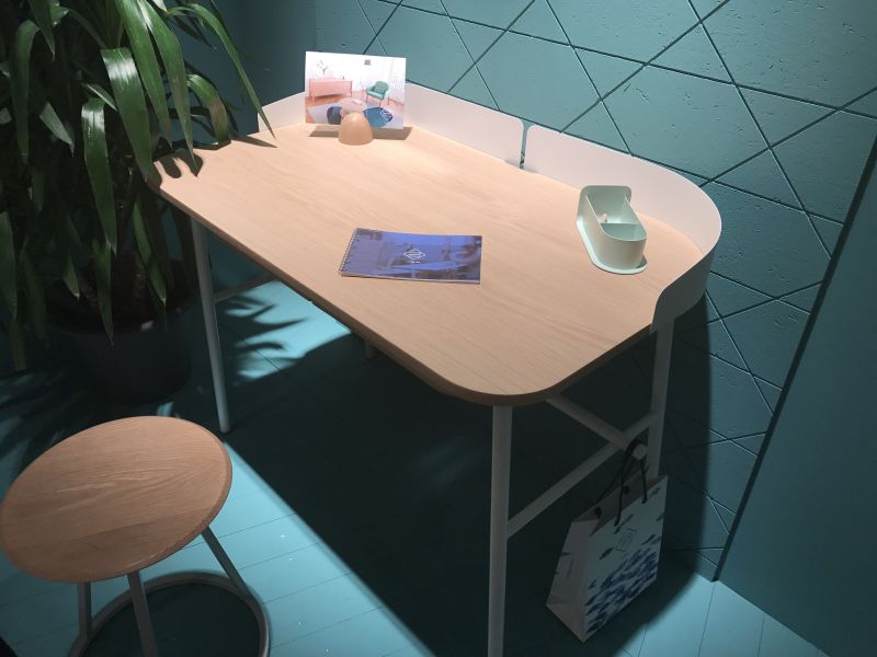 Victor desk design