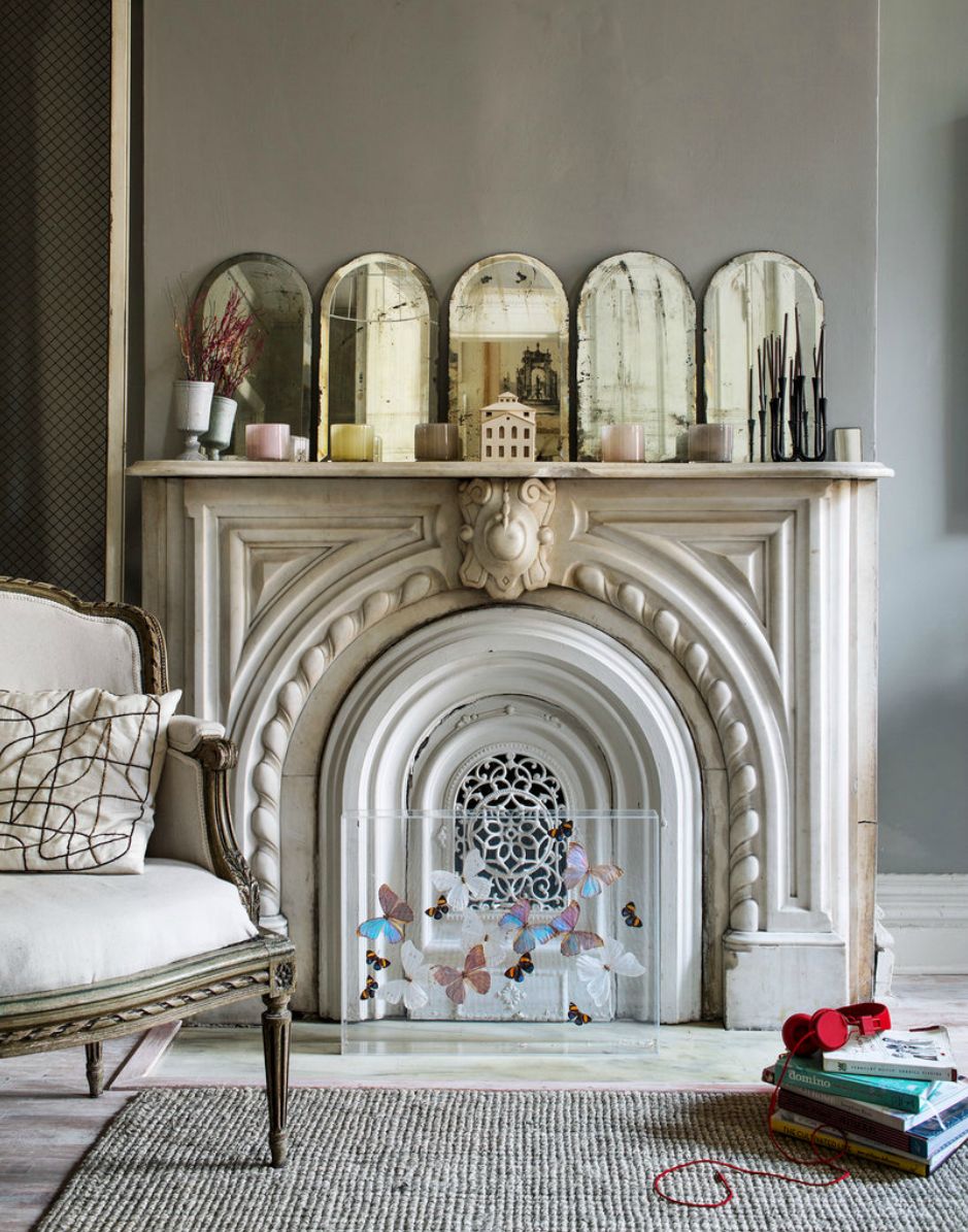Vintage mirrors to decorate the fireplace