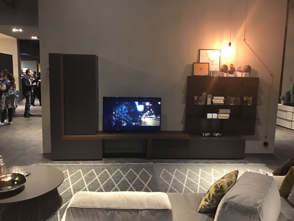 Wall lighting system for wall unit