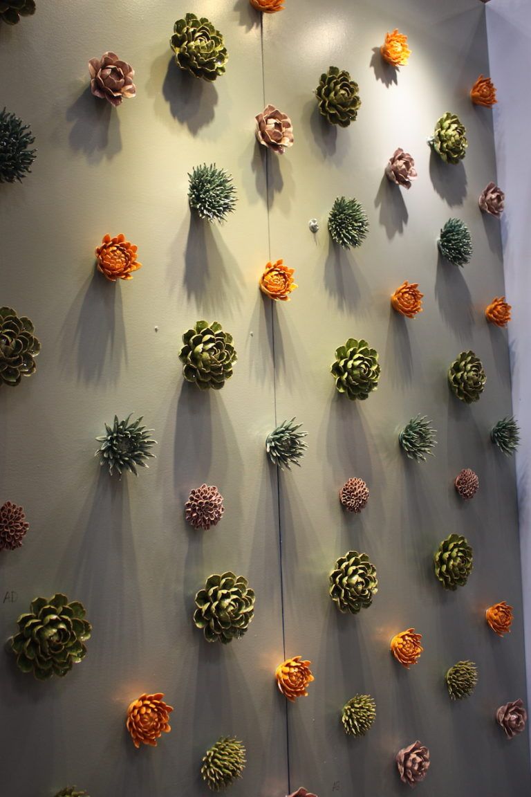 Life-like ceramic pieces used on the wall create a dramatic feature wall.
